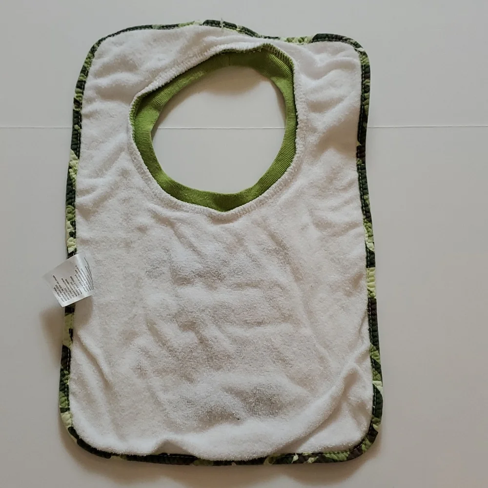 Tender kisses camo hunting buddy bib